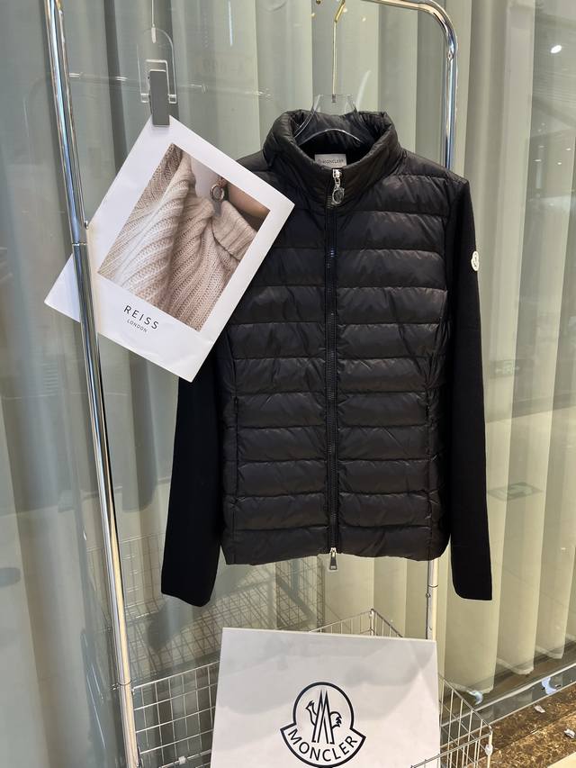 Moncler蒙口25女款隐形帽立领拼接羽绒服，版型百搭不挑人。男女同款，原版定制国标90白鸭绒填充！ 颜色：黑色 白色 粉色 码数：Sml