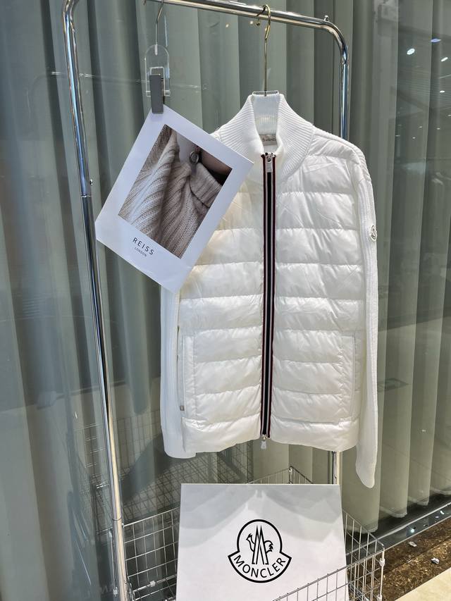 Moncler蒙口25男款针织彩条织带拼接羽绒服，版型百搭不挑人。男女同款，原版定制国标90白鸭绒填充！ 颜色：黑色 白色 码数：Smlxl