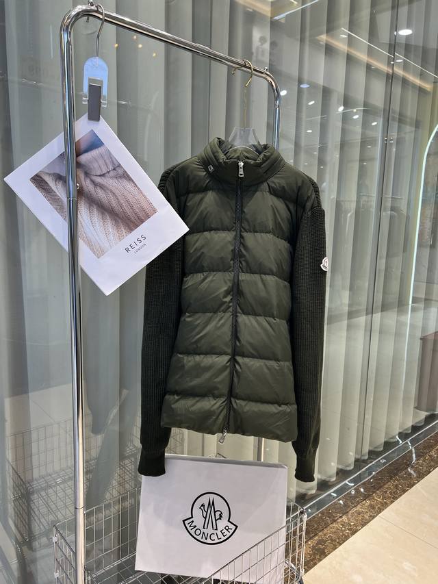 Moncler蒙口25男款针可折叠帽子织拼接羽绒服，版型百搭不挑人。男女同款，原版定制国标90白鸭绒填充！ 颜色：黑色 白色 绿色 码数：Smlxl