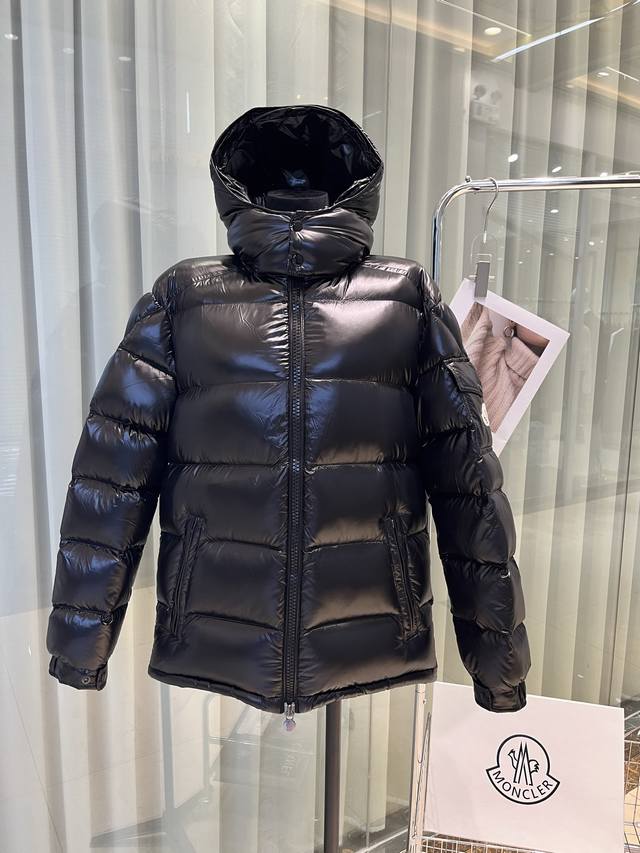 Moncler蒙口玛雅Maya男士亮面连帽羽绒夹克外套，宽松版型百搭不挑人，男女同款，原版定制国标90白鸭绒填充！ 颜色：黑色 石墨灰 码数：1234567