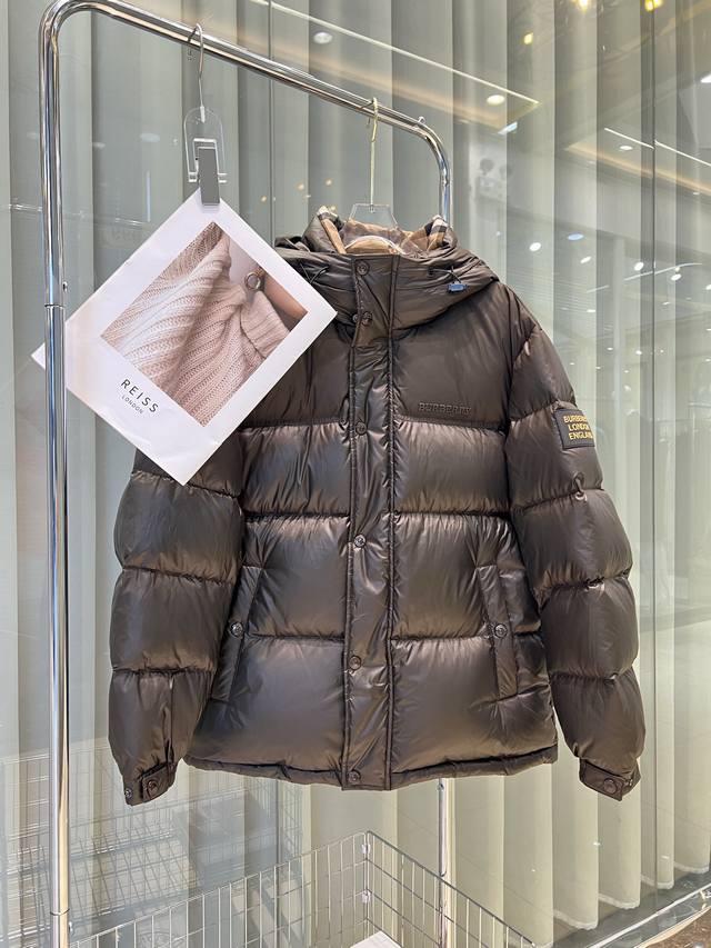 Buberry巴宝莉黑金羽绒服，版型百搭不挑人，男女同款，原版定制国标90白鸭绒填充！ 颜色：黑色 焦糖色 款号：巴宝莉 码数：46 48 50 52 54