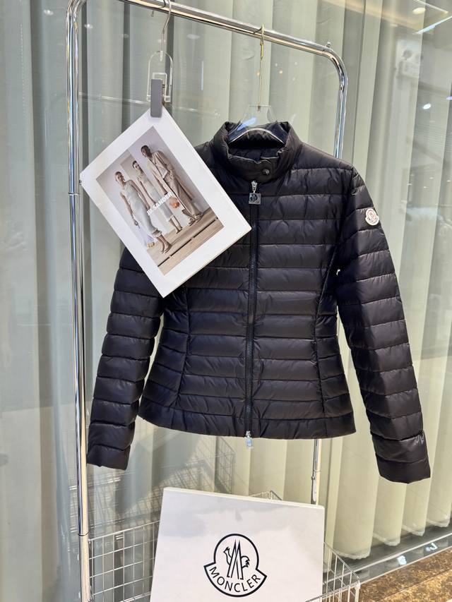 Moncler2025新品Igelle女士短款羽绒夹克外套，版型百搭不挑人，原版定制国标90白鸭绒填充！ 颜色：黑色 白色 粉色 绿色 码数：1234