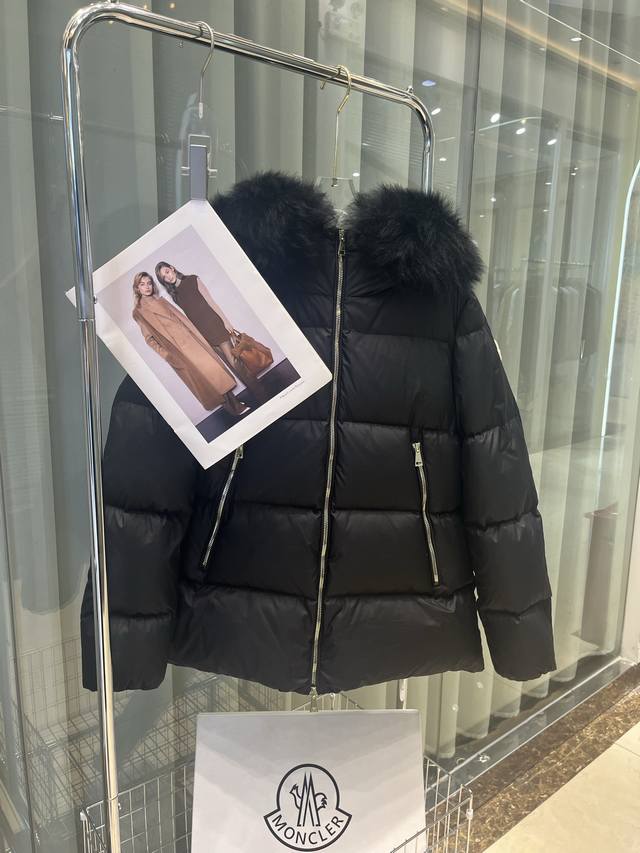 羊毛 25Moncler盟可睐Laichefur女士短款羽绒连帽毛领A版羽绒服，原版定制国标90白鸭绒填充！已出大货。 码数：1234 颜色：黑色 杏色 款号：