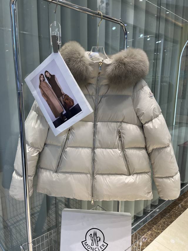 狐狸毛 25Moncler盟可睐Laichefur女士短款羽绒连帽毛领A版羽绒服，原版定制国标90白鸭绒填充！已出大货。 码数：1234 颜色：黑色 杏色 款号