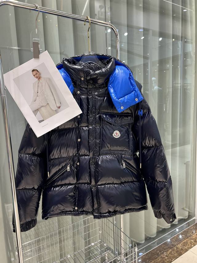 Moncler，1954Karakoram系列958款，整体H版形，没有任何的束缚感，大格纹绗缝设计会更加显的年轻有朝气，不仅男生、女生都可以穿的款式，非常舒服
