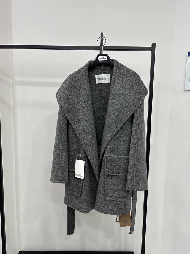 Maxmara *25年秋冬新款高品质羊绒大衣 超有份量的一款羊绒大衣，大翻领搭配腰带收腰 上身超显气质 Sml现货发售 衣长80，胸围120，码数S