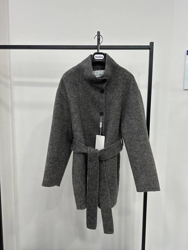 Maxmara *25年秋冬新款高品质羊绒大衣 超有份量的一款羊绒大衣，小立领单排扣 搭配腰带收腰 上身超显气质 Sml现货发售 衣长74，胸围120，码数M