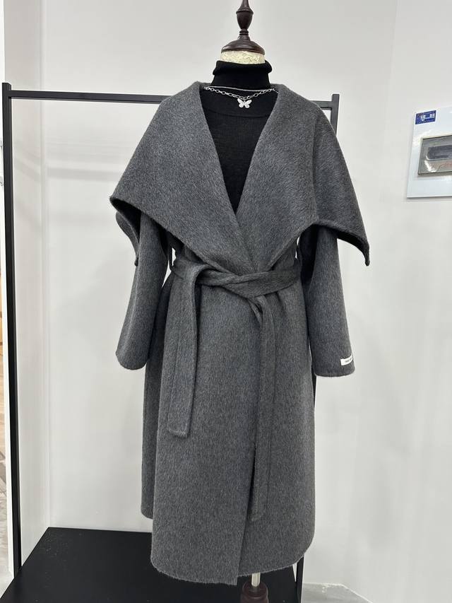 Maxmara *25年秋冬新款高品质羊绒大衣 超有份量的一款羊绒大衣，搭配腰带收腰 大翻领可维起来 上身超显气质 Sml现货发售 衣长114，胸围108，码数