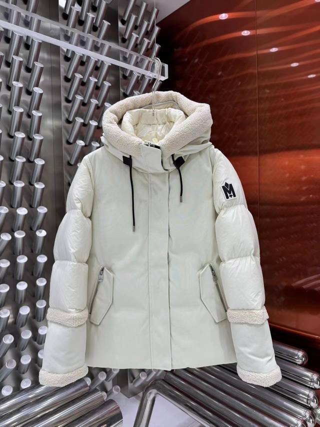 迈凯奇秋冬新款羽绒服 原版1:1订制五金配件全进口原版定制 欢迎专柜对比 绝对的高品质 采用顶级95白鸭绒 超柔软 充羽量蓬松饱满 超级重工 面料做工杠杠的版型