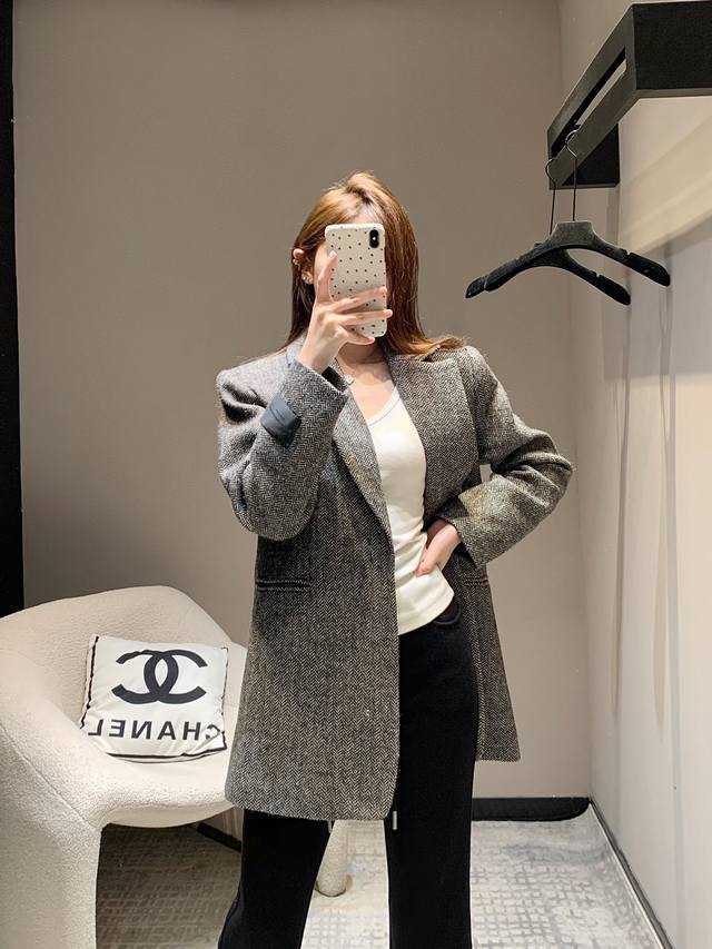Alexand*R Wang 25Ss早春新款 Bling闪亮感 重工烫钻装饰人字纹西装外套 凹造型必备单品 整个剪裁很棒 重工艺又很闪亮 整件衣服很有份量感