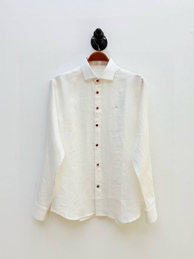 Kit 徽标刺绣翻领亚麻衬衫、代工厂P出品 夏季新品 胸口同色系纱线刺绣的品牌Logo字样，是品牌对“不喧哗，自有声”的完美诠释 字母“I”上那一点红，宛如那不