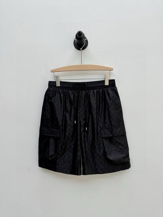 Gu 轻质双G提花尼龙短裤、代工厂P出品 春夏新品 单品以品牌标志性双G提花为核心设计语言，全裤采用高密度尼龙提花面料，将品牌经典字母交织图案以现代工业焕新演绎