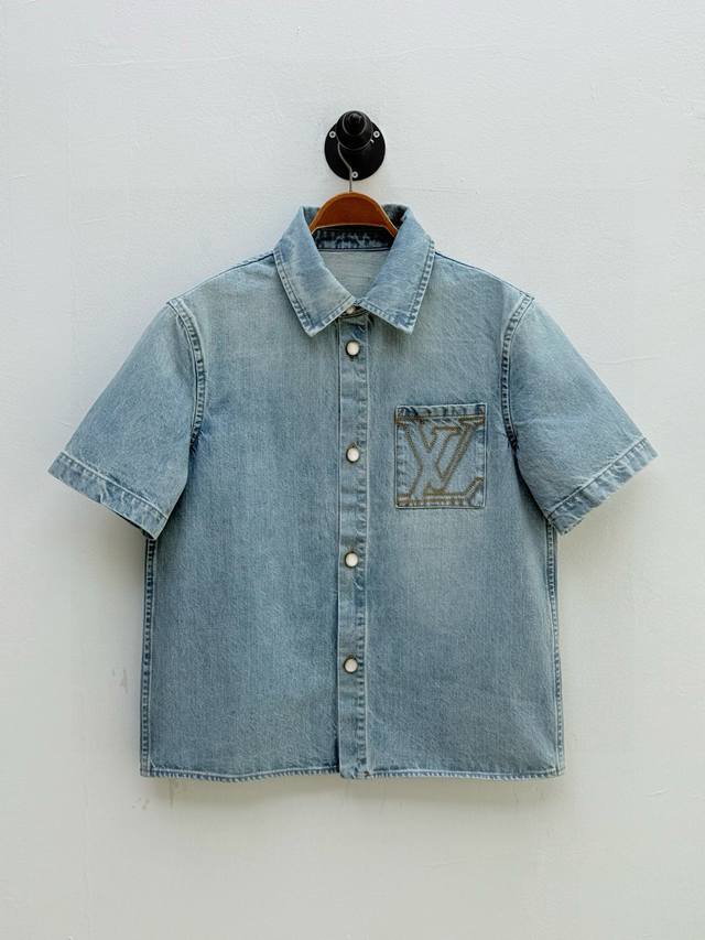驴牌 标识刺绣短袖牛仔衬衫、代工厂P出品 夏季新品 单品左胸袋的品牌标识刺绣并非简单Logo堆砌，而是源自日本徽章艺术与欧洲装饰美学的融合 刺绣的立体针脚延续了