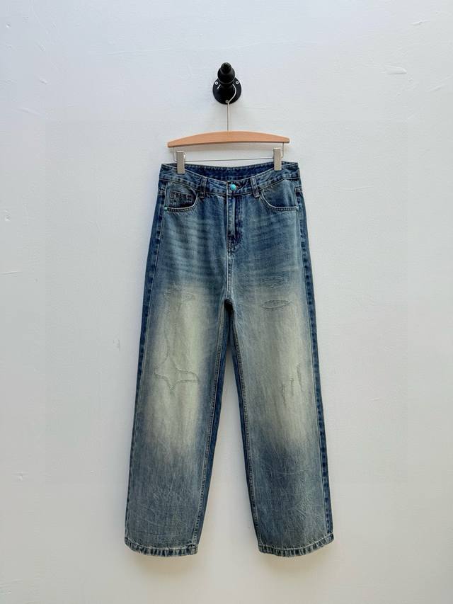 Loe 做旧阔腿牛仔裤、代工厂P出品 春夏新品 单品以做旧工艺为核心设计语言，通过划痕、磨痕等刻意磨损处理，营造出历经岁月沉淀的复古质感 细节上，仿绿松石装饰的