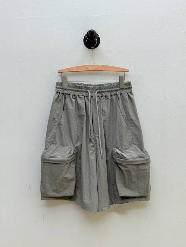 Loe 徽标印花尼龙工装短裤、代工厂P出品 夏季新品 单品以功能性为核心，同时融入品牌标志性的艺术化表达 两侧的立体隐藏拉链口袋延续工装传统，强调收纳功能，而抽