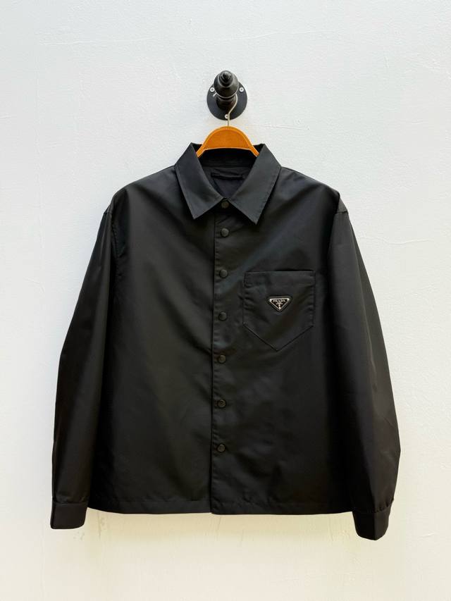 Pr Re-Nylon再生尼龙面料衬衫领式外套、 贸易公司订单 Re-Nylon再生尼龙面料打造，演绎摩登风范 衬衫领和配有按扣式袖口的长袖塑造简约设计，定义充