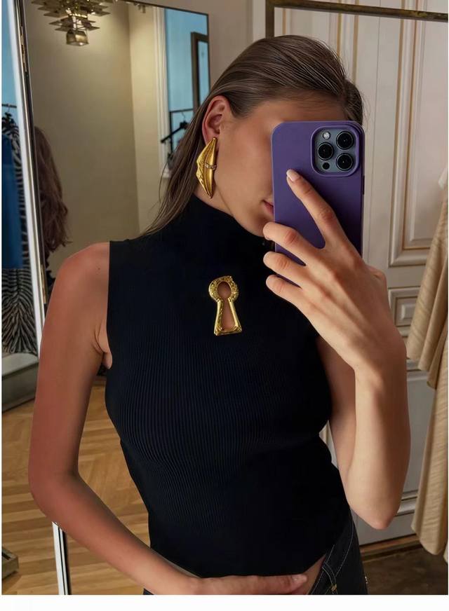Schiaparelli 2025早秋高领针织背心，领子高度恰好修饰颈部线条。黑色白色 Sml