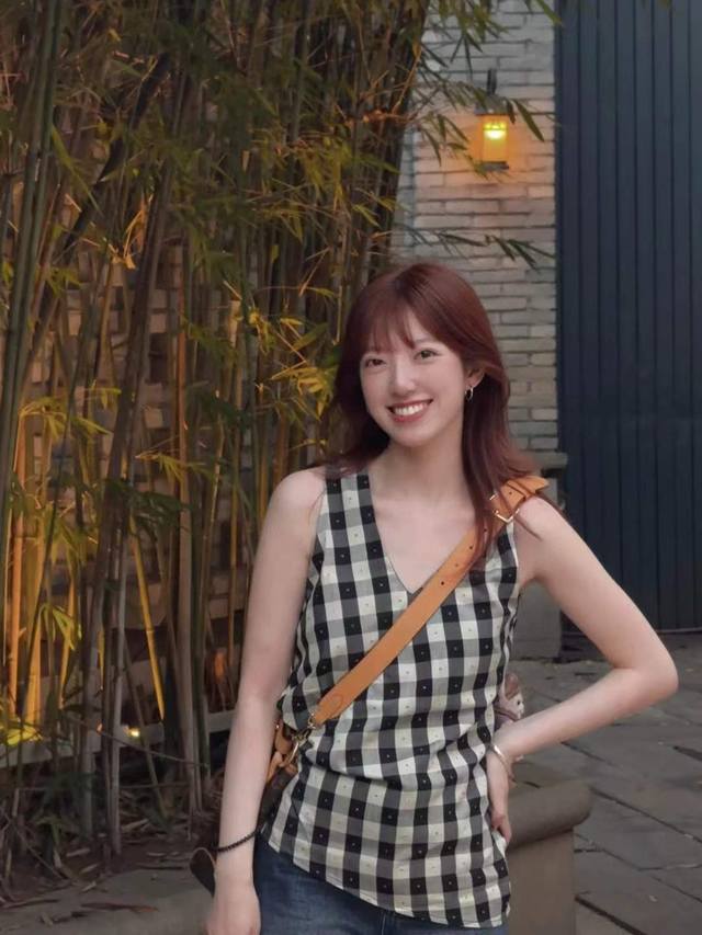 Ad 2025夏季天丝醋酸背心， 奢选天丝刺绣面料，59%天丝10%醋酸，博主娜娜同款，不规则剪裁上衣 Sml