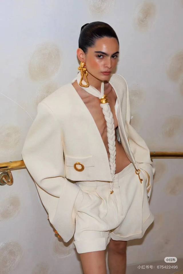 Schiaparelli 2025早秋新款喇叭袖西服 短款版型 时髦版型巨好 黑色米色 Sml