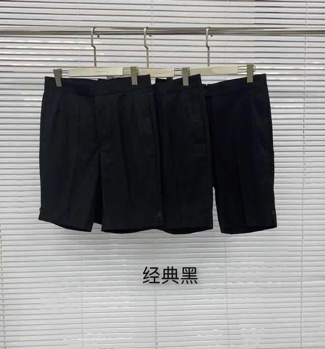 Tb经典基础款西装短裤 自然立体剪裁， 天然牛角扣； 内里骨位包边， 码数： 0 1 2 3 4