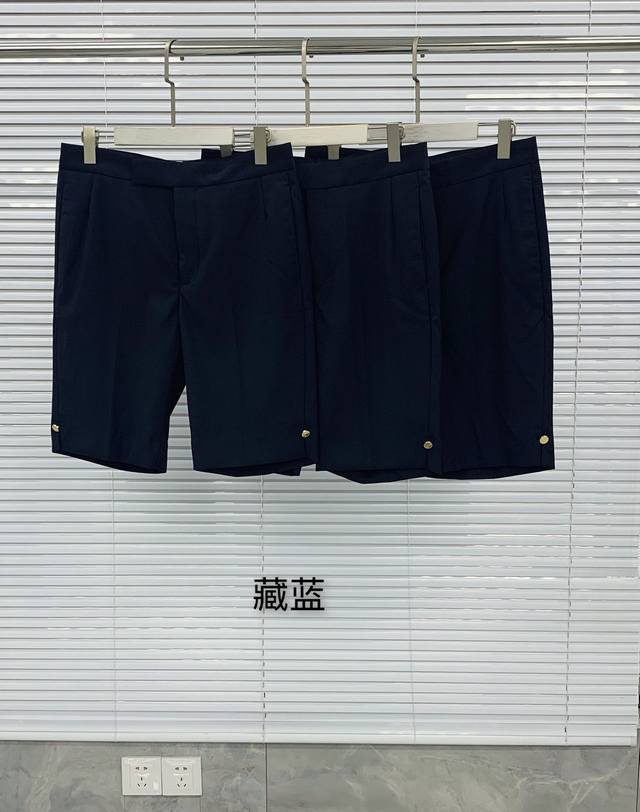 Tb经典基础款西装短裤 自然立体剪裁， 船锚金扣； 内里骨位包边， 码数： 0 1 2 3 4