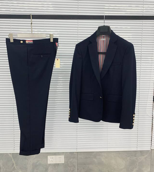 西裤 经典基础款纯色西裤 经典版型， 一生中衣橱柜里必备单品； 自然立体剪裁， 彩边织带内裤脚设计， 卷边更有质感， 腰带处船锚金扣，天然牛角扣门襟， 腰封伸缩