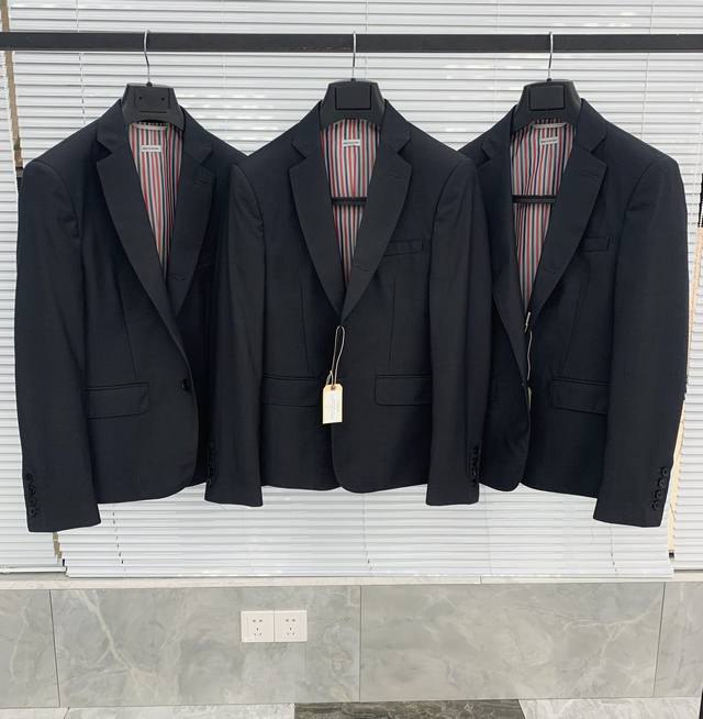 西装 经典基础款纯色西装 经典版型， 一生中衣橱柜里必备单品； 自然立体剪裁， 手工珠边，精致内里； 天然牛角扣，版型修身显瘦， 气质十足！ 码数： 0 1 2