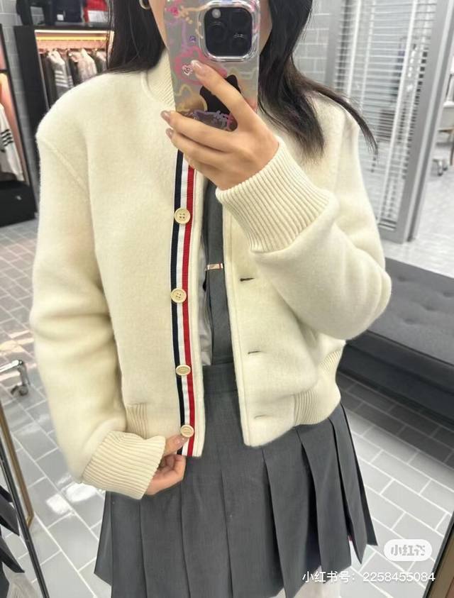 女款为纽扣设计 男款为拉链设计