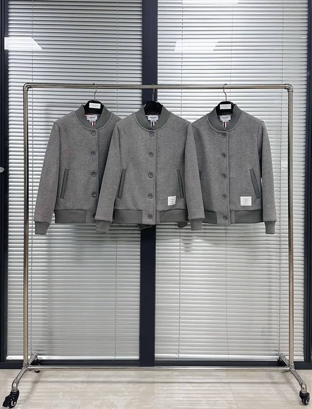 外套 Tb后背织带毛呢棒球服外套 女款雪尼尔毛呢棒球服 牛角定制纽扣 后背定制红白蓝三色织带 保暖兼具时尚 Size ：F
