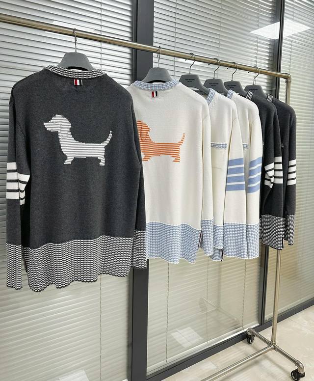 圆领针织 Os粗针小狗圆领 男女同款 Os版型 德国进口斯托尔正三针型机器采用新疆长绒棉42支数十二股纱并成一股进纱的粗针夹色织法，粗而不糙，垂度好但又有飘逸的