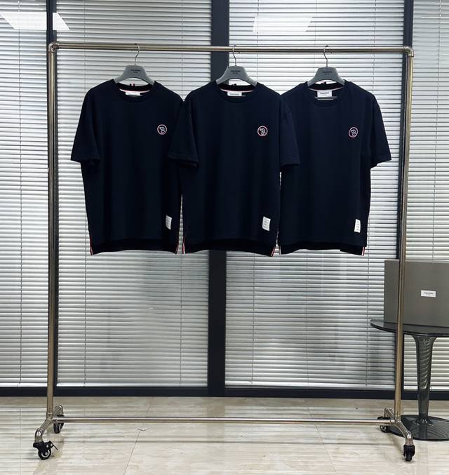 Tee 圈圈小狗短袖T恤 Tb刺绣圆圈小狗 21支高精纯棉面料 宽松Os版型 上身挺括有型 下摆开衩设计， 前短后长拉高身材比例 Size：1 2 3 4