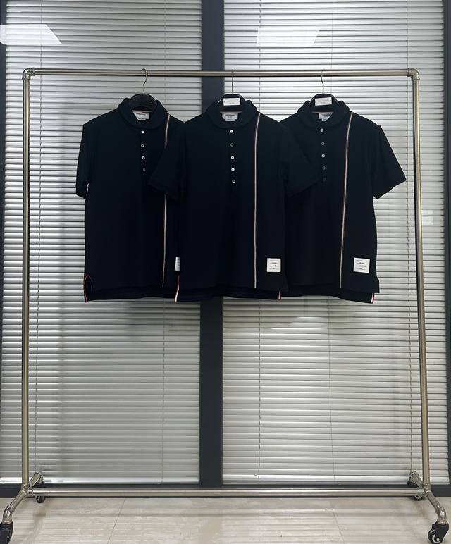 Polo Tb胸前色织条纹短袖 220克精纺纯棉纯棉材质，大圆机织片裁剪拼接车线 P胸前三色色织一体而成 订制条纹横纹布 1000米起订量 针织螺纹领口 下摆开
