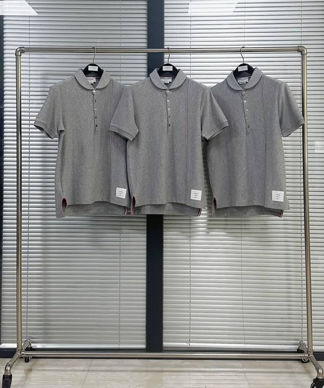 Polo Tb胸前色织条纹短袖 220克精纺纯棉纯棉材质，大圆机织片裁剪拼接车线 P胸前三色色织一体而成 订制条纹横纹布 1000米起订量 针织螺纹领口 下摆开