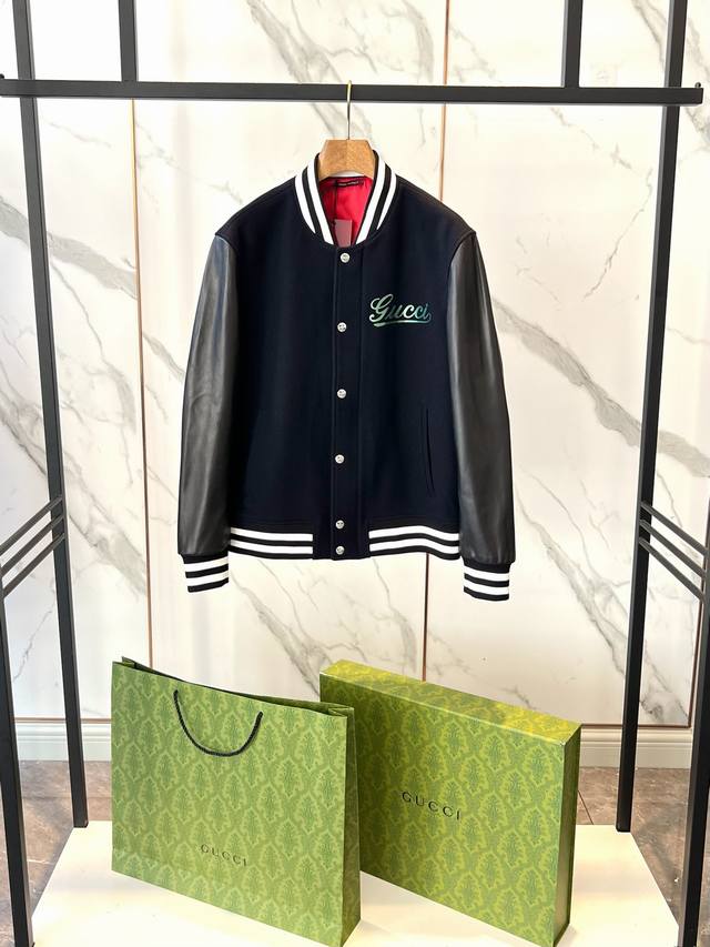 高端定制系列非质量问题不退不换，仅支持同款同色换码一次 新品 羊毛和皮革棒球夹克 Gg 全新套装让人联想起正装剪裁制服，这些外套和针织服饰以棉质或针织面料匠心打