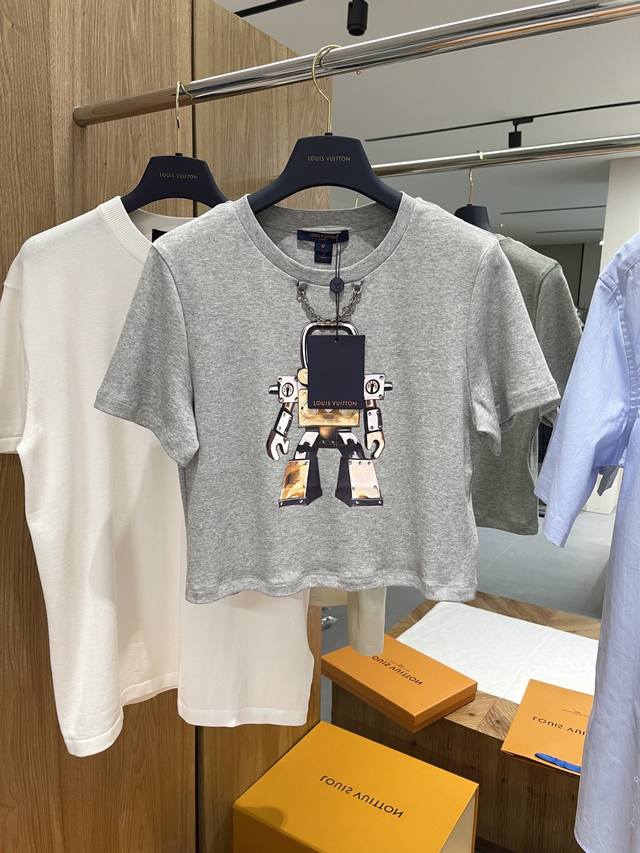 上新啦！ Louis Vuitt*N 25Ss春夏新款 金属机器人Monogram图标短袖T恤。原版开发！高版出品！取材柔软舒适的棉质针织，经典时髦又高级！小短