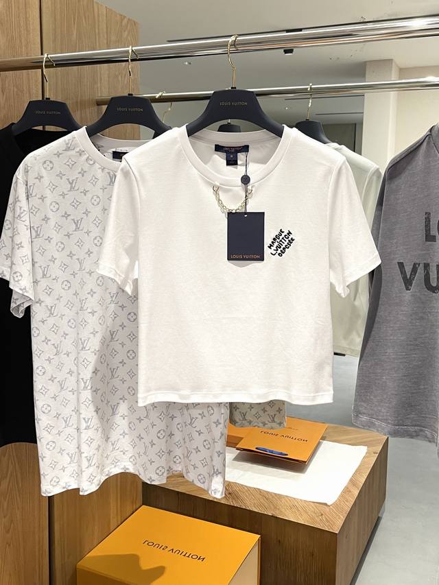 上新啦～Louis Vuitto* 25Ss春夏新款 撞色刺绣字母图案链条短款T恤丨独家Yb开发！高版出品！本款短T恤取材柔软透气的棉质针织为休闲廓形搭配罗纹圆