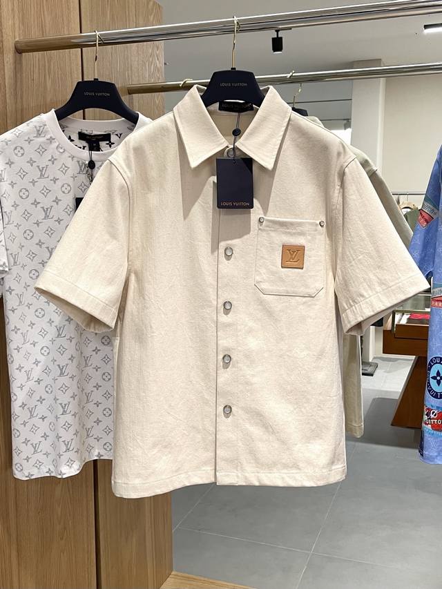 上新！ L*Uis Vuitton 25Ss春夏新品 帆布棉质短袖衬衫外套 后幅白色字母胶印图案 珍珠纽扣 开合门襟 胸前单袋贴方形Logo皮层革 微落肩设计休