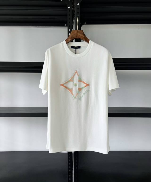 无需对比. 老渠道对版操作 . 本款 T 恤为胸前融入明丽 3D Monogram 花卉，再以手写体路易威登标识点明品牌身份。Marque 1. Vuitton