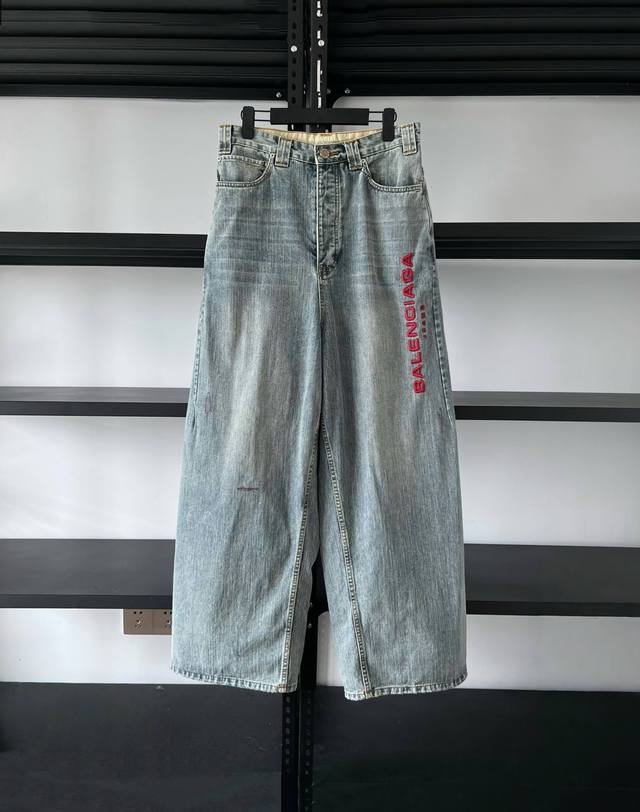 正品级 . 最鼎版本 无需对比 Balenciag* 25Ss Baggy 廓形牛仔裤 . 该裤款为蓝色有机丹宁布料制成，带有红色刺绣Paris 标志 新一季在