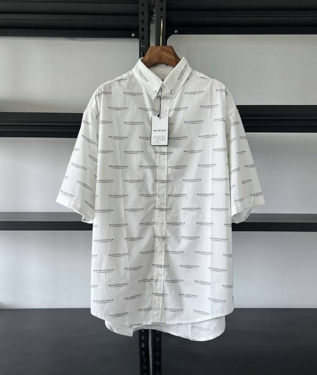 级. 最高版操作. Balenciag 巴黎世家 满印短袖棉质衬衫. 以经典巴黎世家字样铺陈满身，精准对齐的印花工艺展现品牌格调。采用高支纯棉面料，质地轻盈挺括