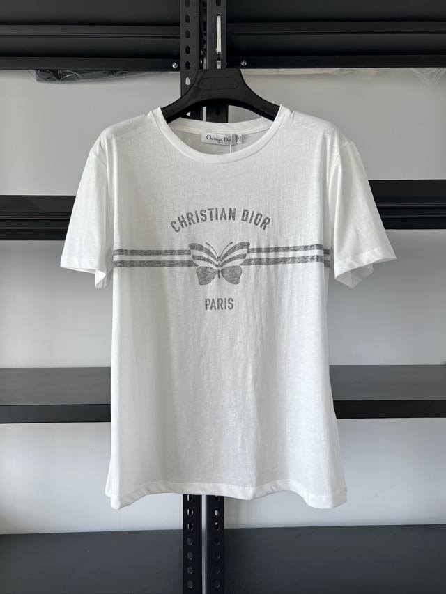 高品质版本 定制竹节棉 .同步官网 25春夏迪奥棉质混纺平纹针织面料灰色 Christian Dr Papillon 图案 这款 T 恤彰显时尚优雅魅力。采用白