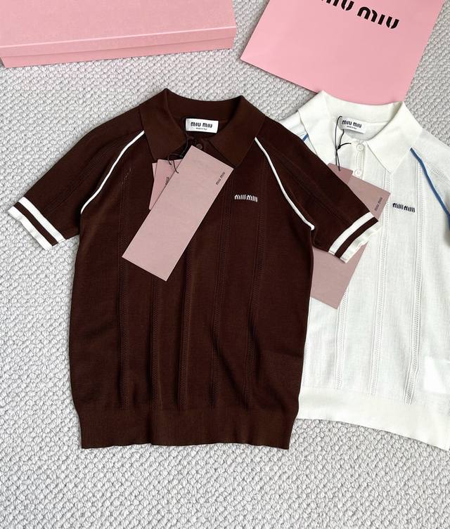 上新～ Miu棕白插肩Polo针织 Miu针织撞色镂空Polo衫 25秋冬新款上新！ 针织撞色镂空Polo衫 蓝色线条撞色拼接袖口 密集针织镂空纹路 收腰设计展