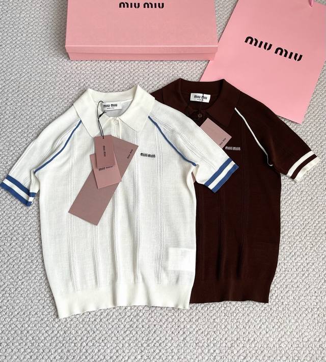 上新～ Miu蓝白插肩Polo针织 Miu针织撞色镂空Polo衫 25秋冬新款上新！ 针织撞色镂空Polo衫 蓝色线条撞色拼接袖口 密集针织镂空纹路 收腰设计展