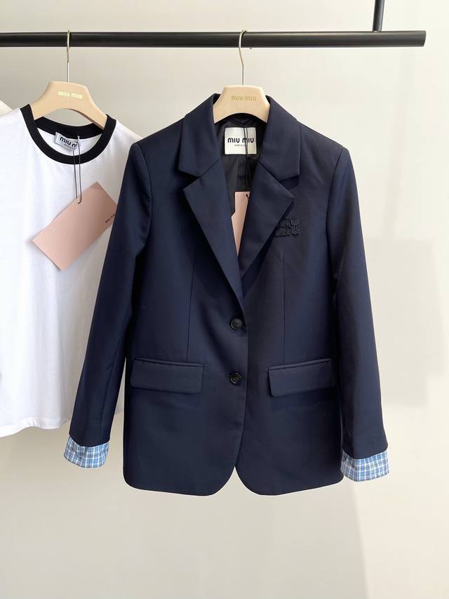 上新！ Miumi* 25Ss早春新款 蓝格纹衬衫袖口羊毛西装外套丨高版出品！宽松廓形休闲随意，胸口装饰Logo徽标贴布刺绣，定制2粒圆扣开合，拼接蓝色格纹衬衫