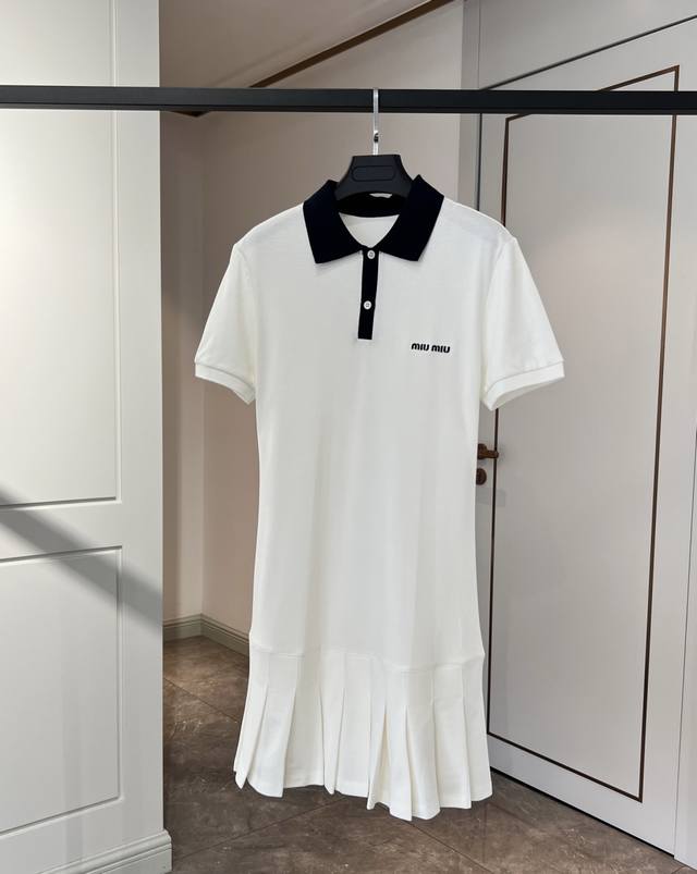 Miu 缪缪 25春夏新品 徽标珠地Polo连衣裙 运动兼具休闲活力；特别适合春夏Style 基础百搭可是不可少色系～ 优雅气质又减龄 Miu家真的实力拿捏 活