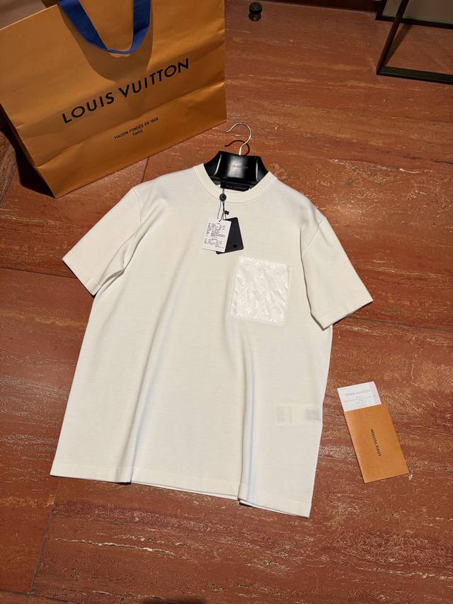 这款Louis V*白色针织套装，我真的太推荐你们了！！终于盼来了，首批现货发，咱们抓紧卖！！！软糯又舒服！！超轻薄，原厂客供特纺棉，每个细节都是精益求精！！