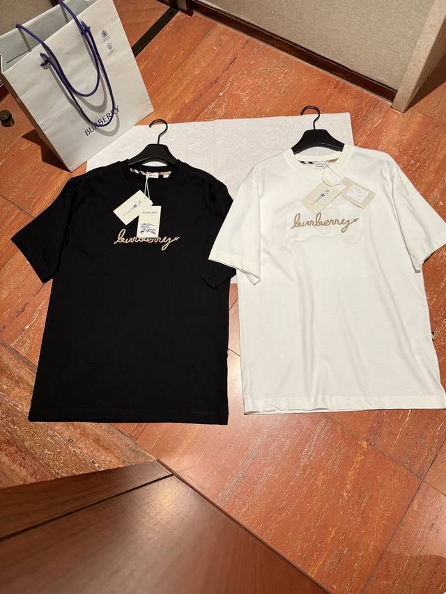 我猜你的衣柜正缺一件好质感的正肩短袖T恤！大气简约的Bur经典战马利用率超高！上身不紧不勒，没有束缚感，日常不要太好搭，搭配牛仔裤或者女生搭配裙装都美的不行！！