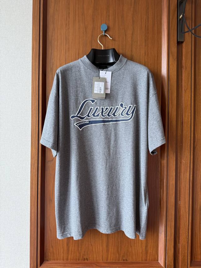 Balenciag* Luxury “松弛灰”真的太有腔调了！ 本身花灰色就是最难调最难对的色！ Blcg家的灰更是不用多说 必须自囤面料定织定染！ 打色不下7