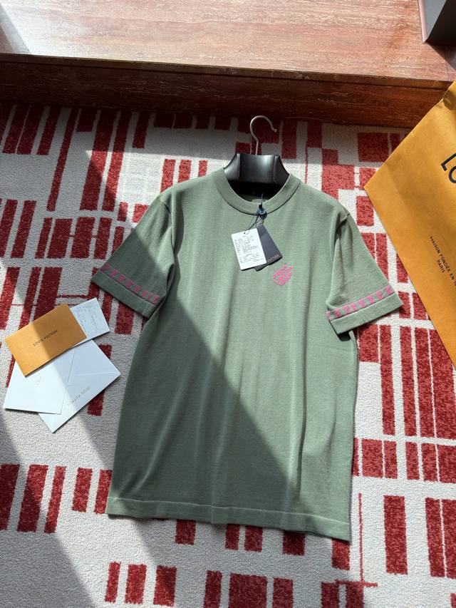 Louis V*贸易公司订单 驴家原！25秋冬又又又出新颜色了！经典款就是每年都换着花样再上一次！穿多少年柜子上都还在出的款！！以往针织面料 但这次感觉织的更密