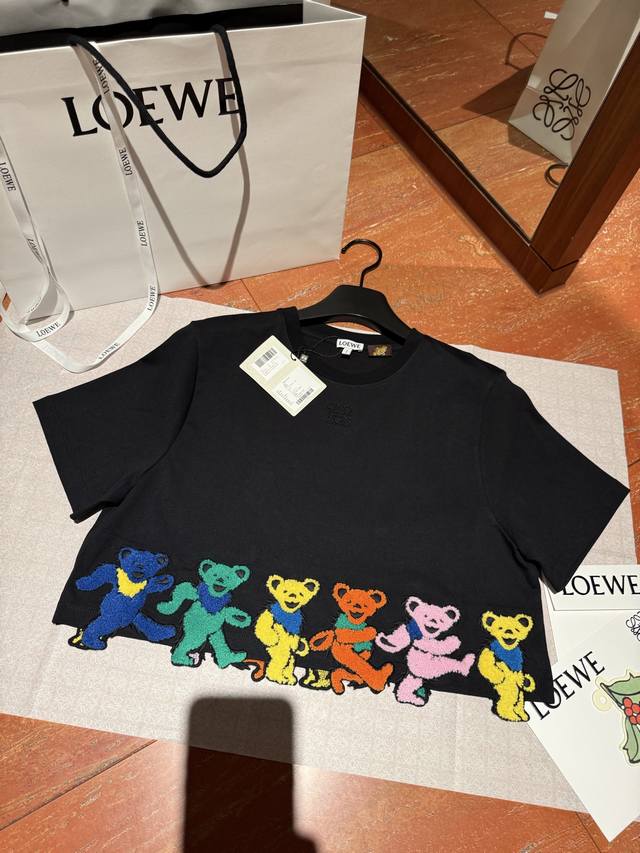 上新！ Loew* 今年新出的Ss25 有点太甜了吧！！！ 罗意威本系列再次带来有趣的设计，Grateful Dead联名款！！设计师通过明快的色块拼接，创造出
